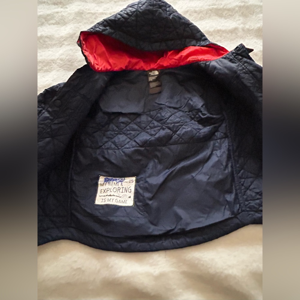 The North Face boys' lightweight quilted puffer coat with a hood Size 3T. - Picture 7 of 7